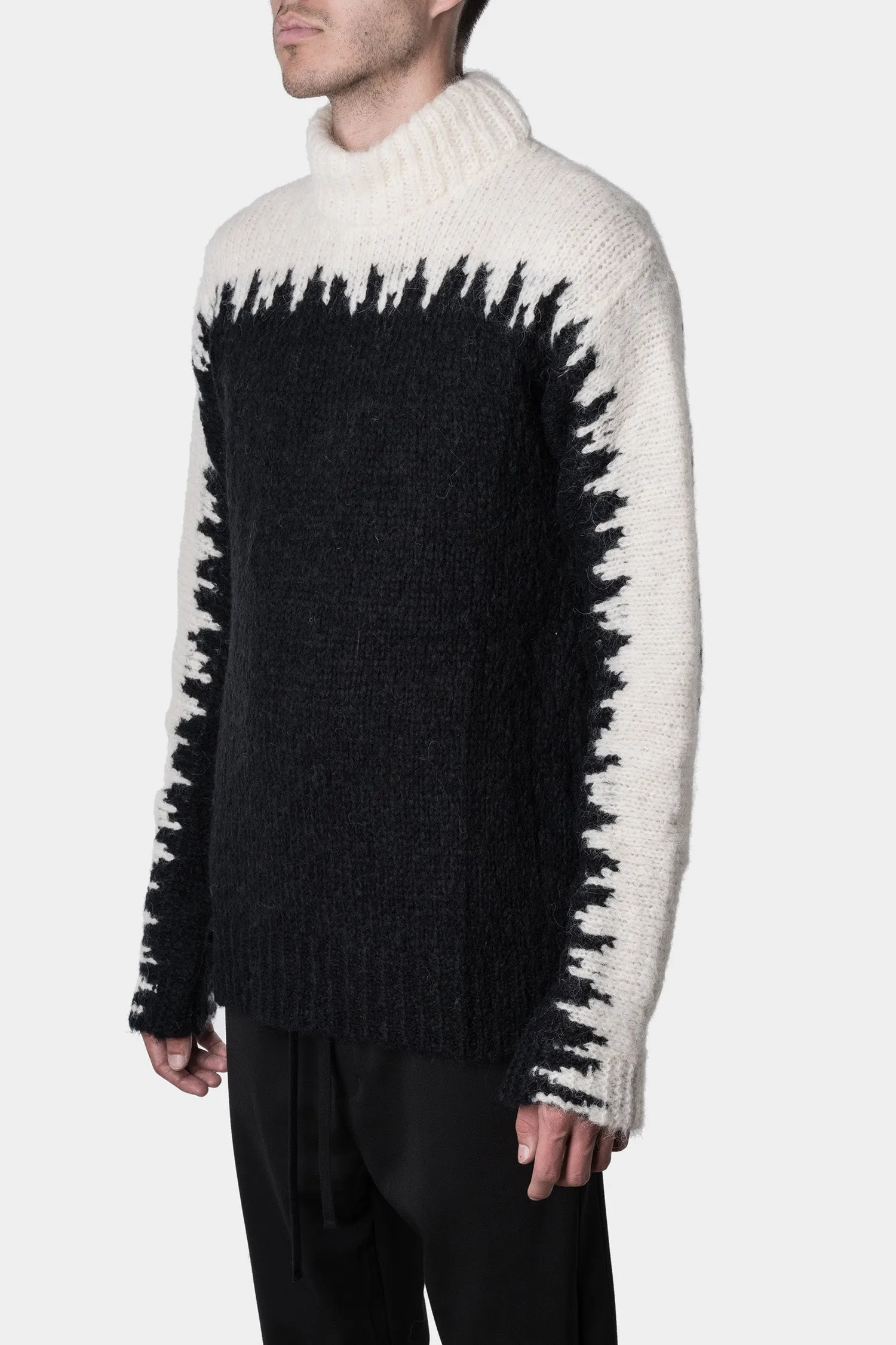 Contrast turtleneck knit pullover