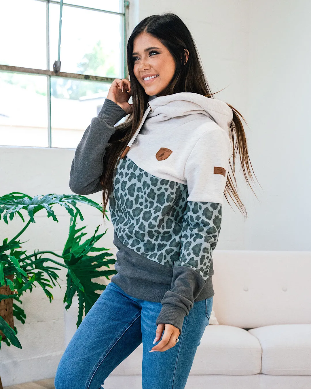 Sure! Heres an optimized title for the e-commerce product:

Womens Wanakome Selene Leopard Print Cozy Hoodie - Stylish & Comfortable Fashion